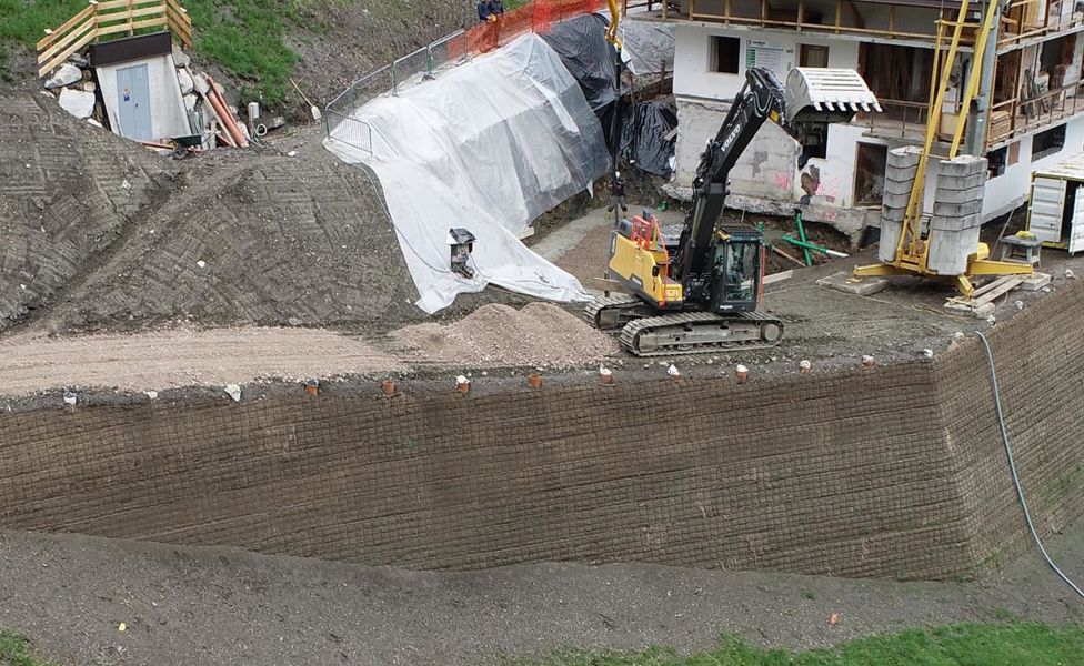 Ein Raupenbagger auf einer Baustelle