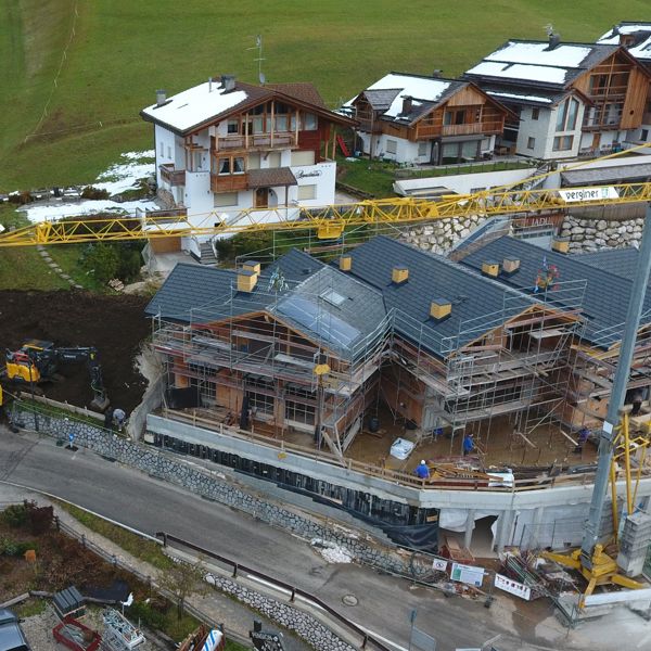 Bau von drei Wohneinheiten mit Zubehörgarage in St. Kassian