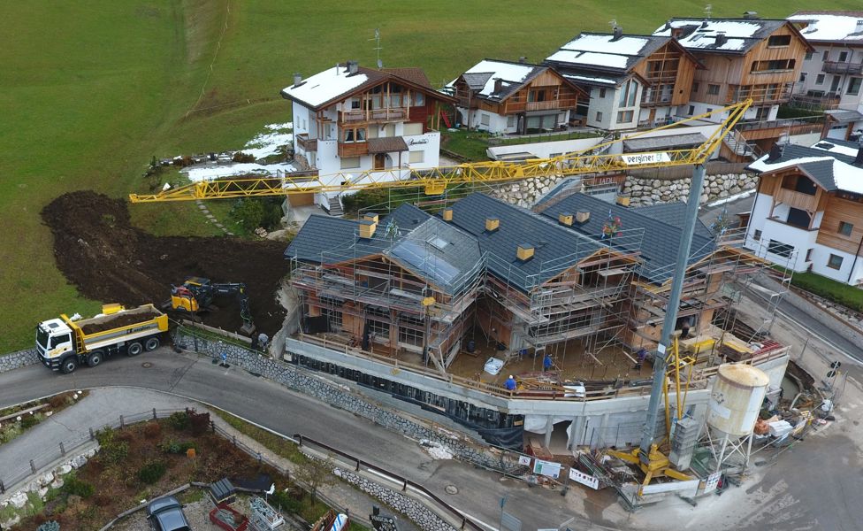 Bau von drei Wohneinheiten mit Zubehörgarage in St. Kassian