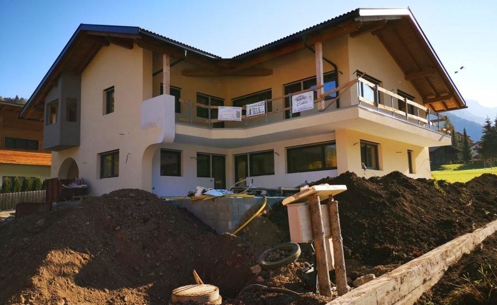 Costruzione di una casa residenziale con garage accessorio a San Vigilio di Marebbe,