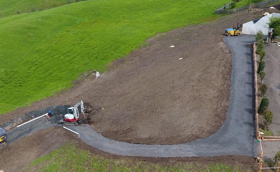 Erdbewegungsarbeiten und Modellierung einer Hofzufahrt
