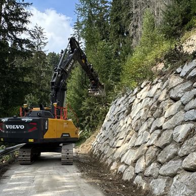 Hangsicherung mittels Zyklopenmauern nach einem Erdrutsch auf einer Gemeindestraße von St. Martin in Thurn
