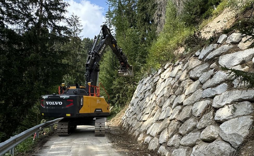 Hangsicherung mittels Zyklopenmauern nach einem Erdrutsch auf einer Gemeindestraße von St. Martin in Thurn
