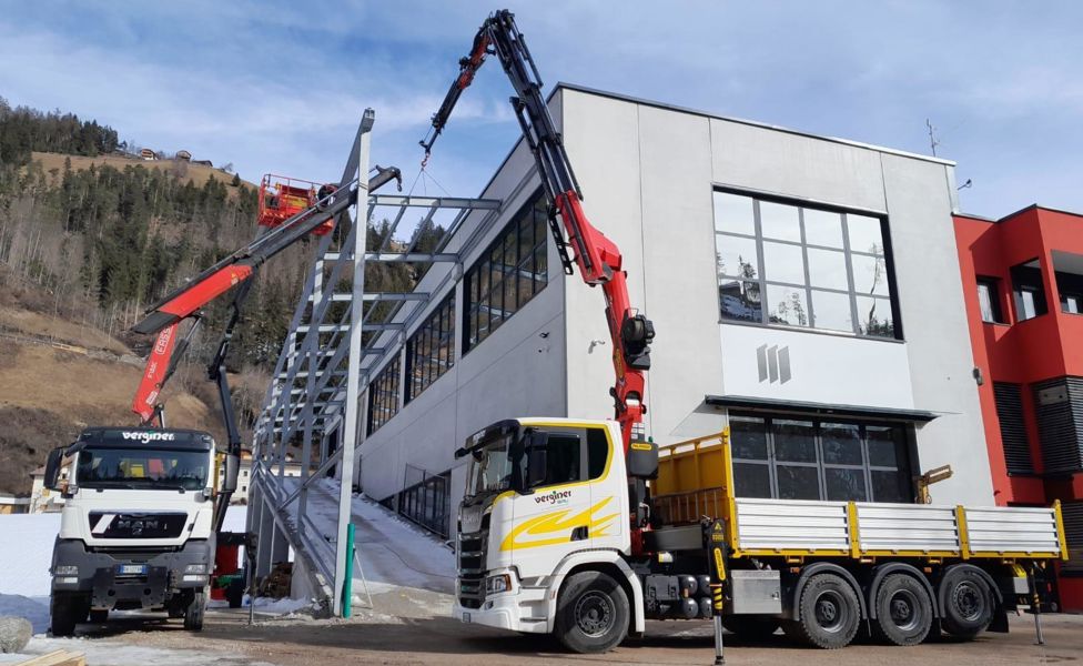 Zwei LKW 4 Achser mit Kran