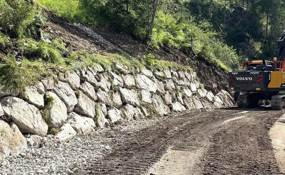 Ein Raupenbagger im Einsatz bei einer Hangsicherung