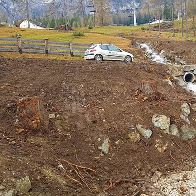 Erdbewegungsarbeiten und Gestaltung eines Bachbettes