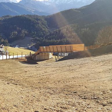 Erdbewegungsarbeiten und Gestaltung eines Bachbettes