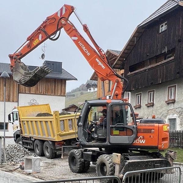 Un escavatore gommato